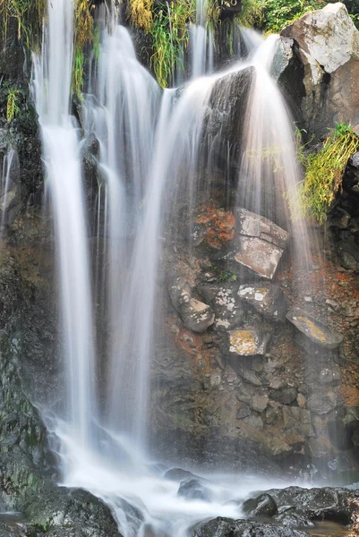 Baixo tiro de cachoeira majestosa — Fotografia de Stock