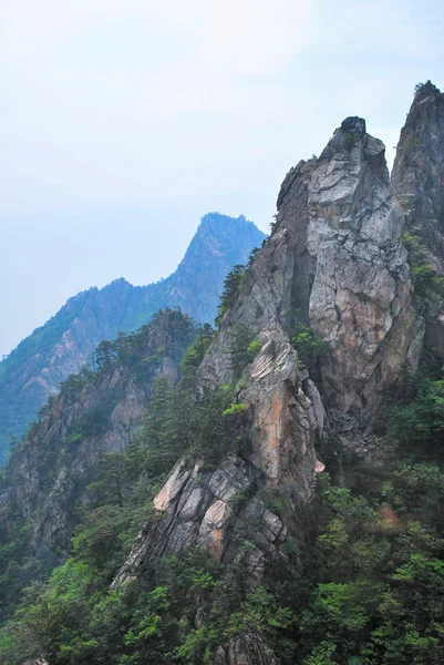 Zdradliwe górskie skały — Zdjęcie stockowe