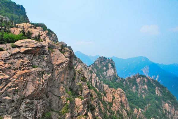 Treacherous mountain cliffs — Stock Photo, Image