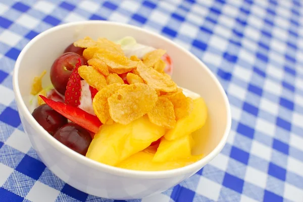 Ensalada de frutas saludables rematada con cereal — Foto de Stock