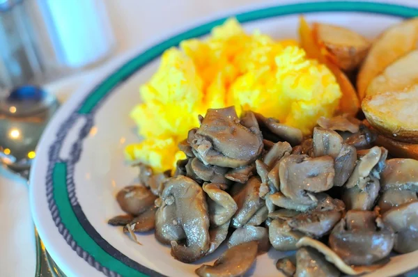 Button mushrooms and scrambled egg — Stock fotografie