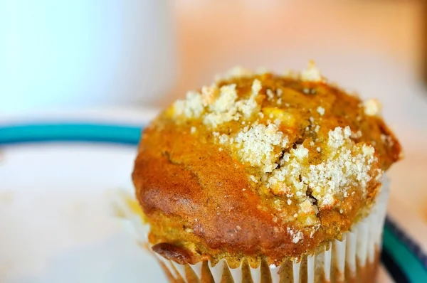 Jeden muffin na desce — Stock fotografie