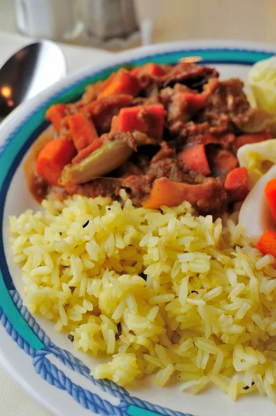 藏红花米饭和咖喱蔬菜 — 图库照片