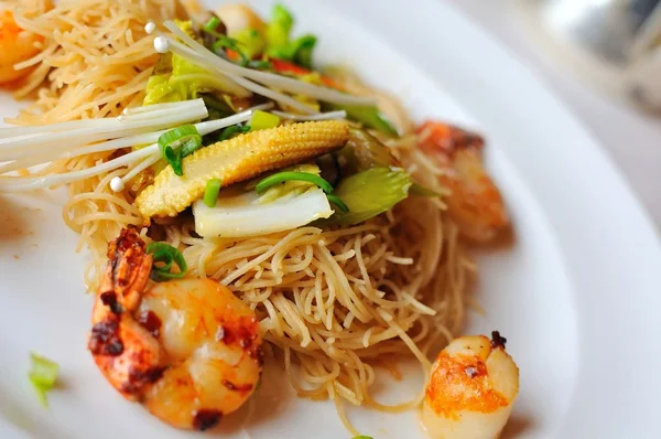 海老と野菜の麺 — ストック写真