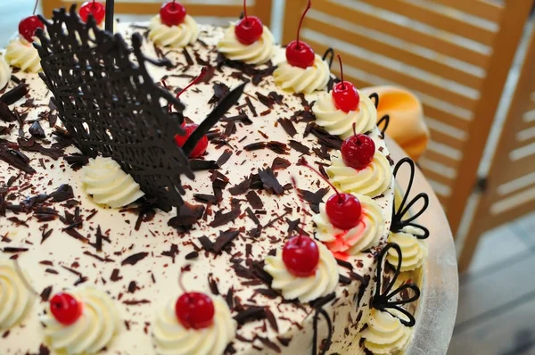 Kremsi beyaz çikolatalı kek — Stok fotoğraf