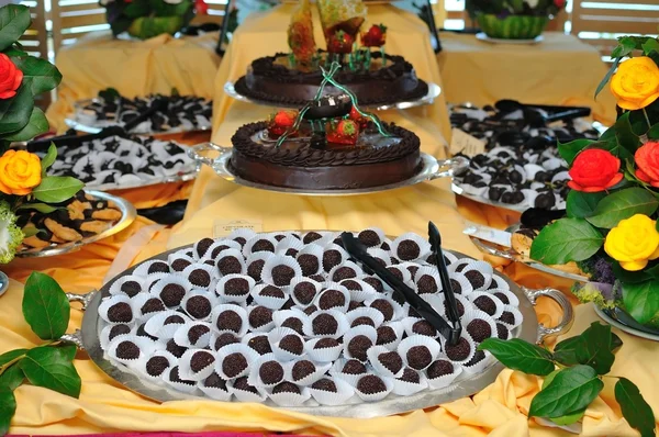 Mini chocolate eclairs — Stock Photo, Image