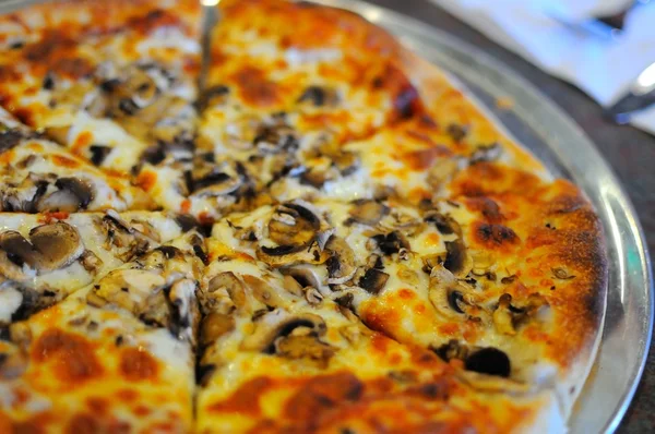Taze pişmiş pizza. — Stok fotoğraf