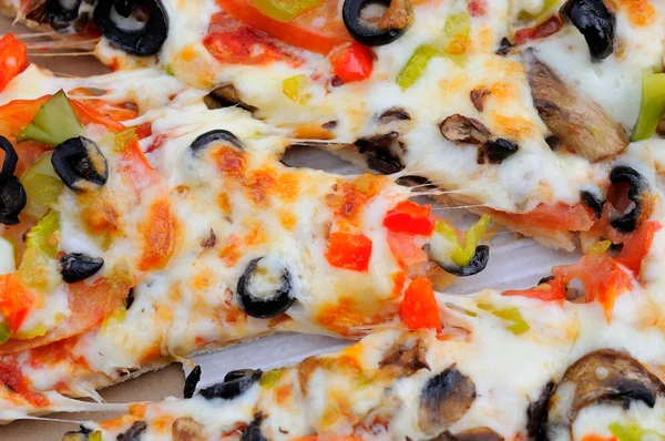 Tar en bit pizza — Stockfoto
