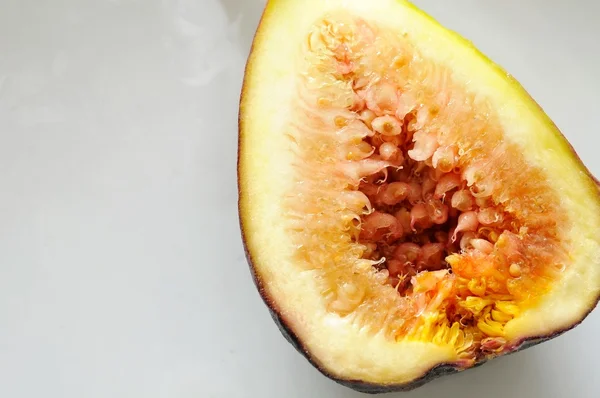 Fruta de higo cortada por la mitad — Foto de Stock