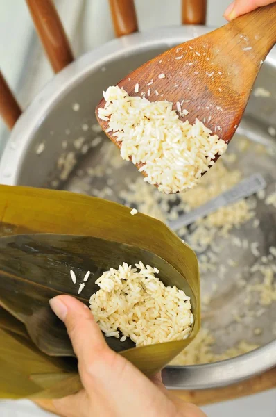 Att lägga till ingredienser till dumpling — Stockfoto