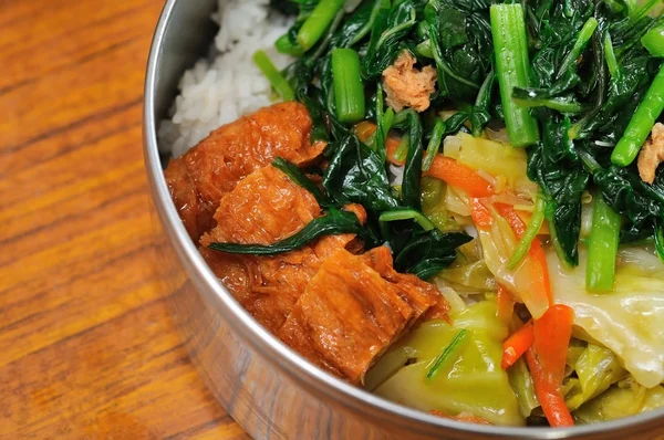 Vegetarisk måltid med ris och grönsaker — Stockfoto