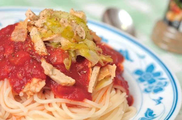 Pasta toppad med tomatsås — Stockfoto