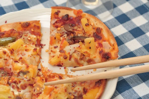 Pizza de queijo acabado de fazer — Fotografia de Stock