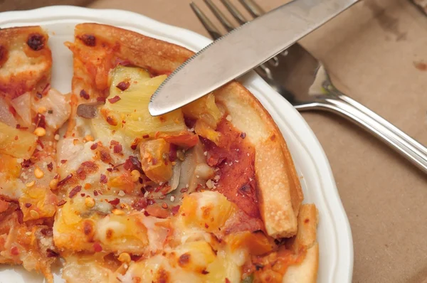 Pizza italiana en plato —  Fotos de Stock