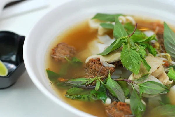 Sopa de fideos vegetarianos estilo chino Fotos de stock