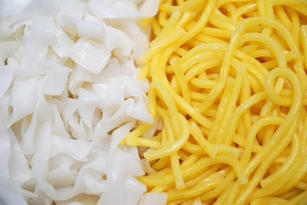 Fideos amarillos y blancos como ingredientes alimentarios Imágenes de stock libres de derechos