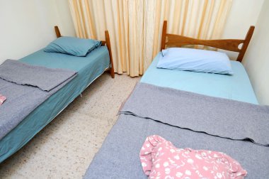 basit bir motel odasında Çift Kişilik Yatak