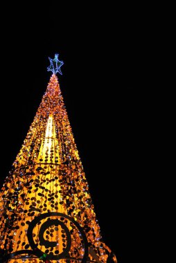 Noel ağacı ışıkları üzerine siyah izole