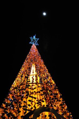 Noel ağacı ışıkları üzerine siyah izole