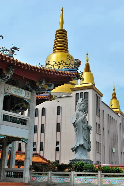 Boeddhistische standbeeld en pagode — Stockfoto
