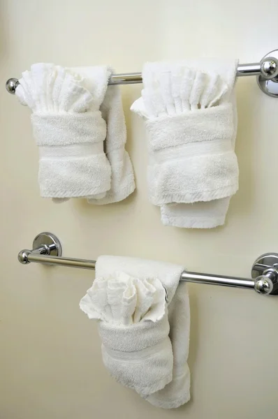 Weiße Handtücher hängen — Stockfoto