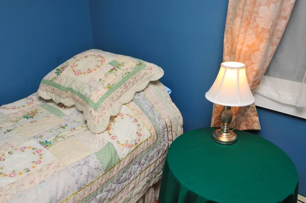 Тумбочка рядом с кроватью — стоковое фото