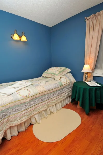 Rahat otel yatak odası — Stok fotoğraf