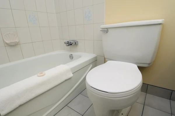 Czysty biały WC i wanną — Zdjęcie stockowe