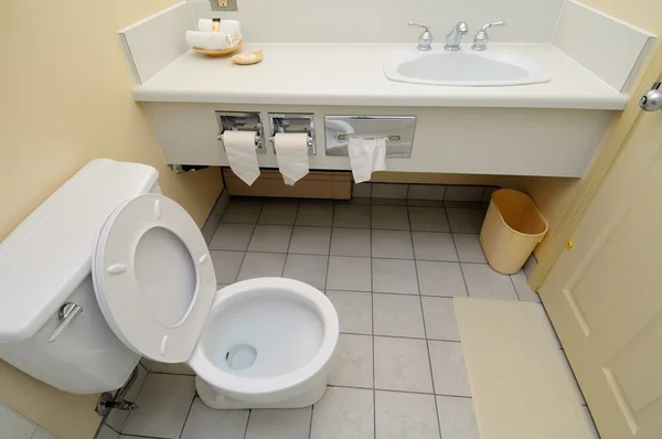 Яркий и белый туалет — стоковое фото
