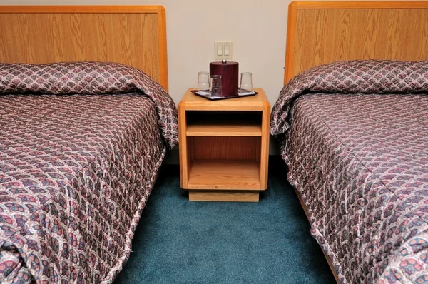 Hotel sovrum med dricksglas — Stockfoto
