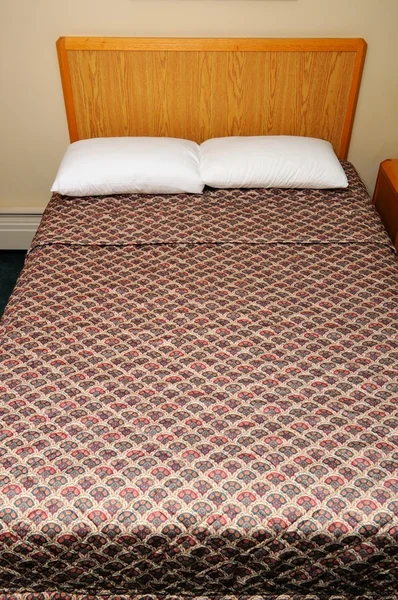 Жанр полудвуспальной кровати — стоковое фото