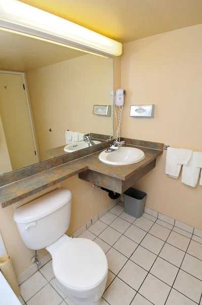 典型的酒店厕所 — 图库照片