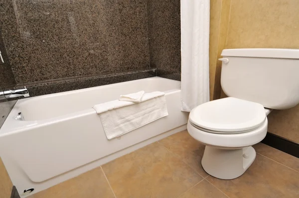 Nahaufnahme von Toilette und Badewanne — Stockfoto