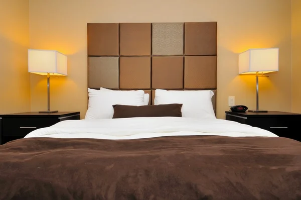 Čelní pohled na velké posteli — Stock fotografie