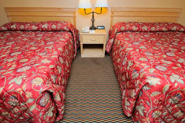 Двомісні червоні ліжка в кімнаті — стокове фото