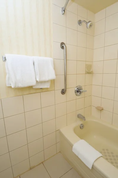 Площа ванної кімнати з рушниками — стокове фото