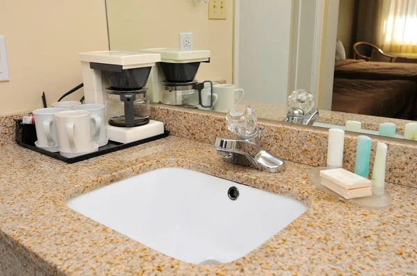 Tvätt bassäng med dricka köksredskap — Stockfoto