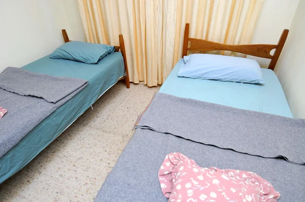 Łóżka w pokoju w motelu proste — Zdjęcie stockowe