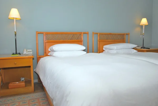 Łóżka w pokoju nowoczesny hotel — Zdjęcie stockowe