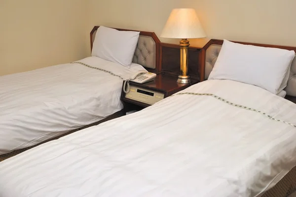 Modern szállodai szobában két ágy — Stock Fotó
