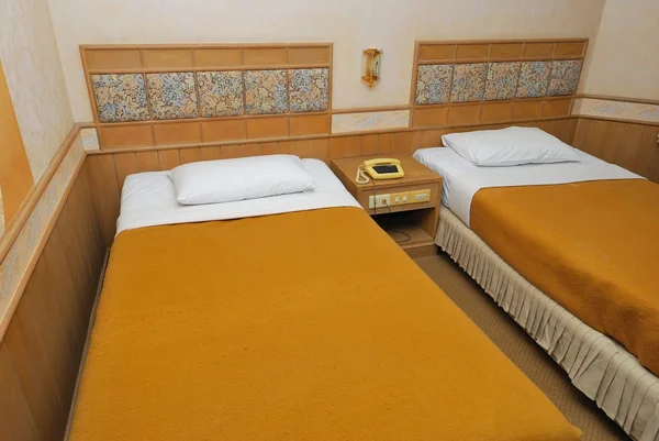 在现代的酒店房间里的两张单人床 — 图库照片