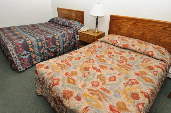 Bir otel odasında Çift Kişilik Yatak — Stok fotoğraf