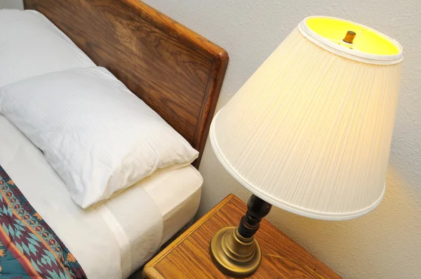 Boční stolní lampa s postelí velikosti King — Stock fotografie