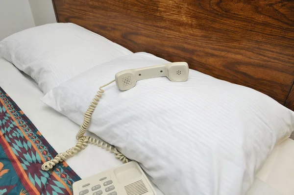 Telefone na cama travesseiro — Fotografia de Stock