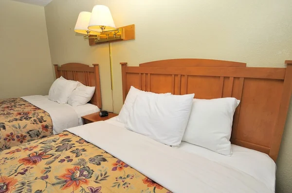 Primer plano de las camas del hotel — Foto de Stock