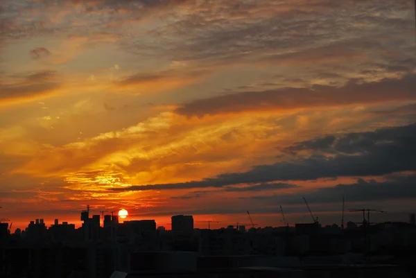 Beautiful urban sunrise or sunset amongst modern skyscrapers — Stock Photo, Image