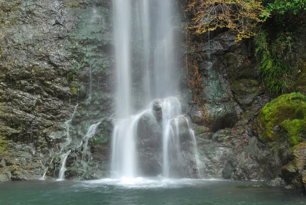 雄大な滝の低ショット — ストック写真