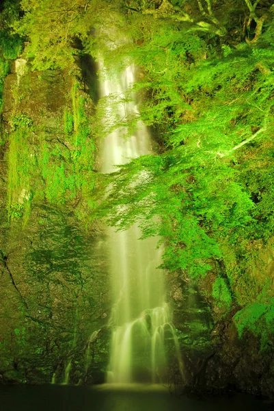 Nacht beleuchtet von majestätischem Wasserfall — Stockfoto