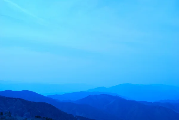Sis ve sis kaplı dağ — Stok fotoğraf