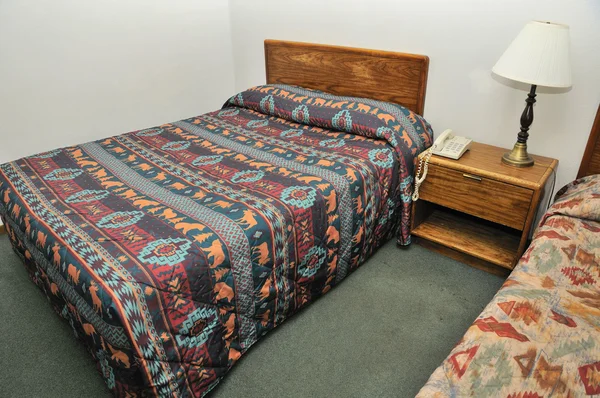 Łóżka w pokoju hotelowym — Zdjęcie stockowe